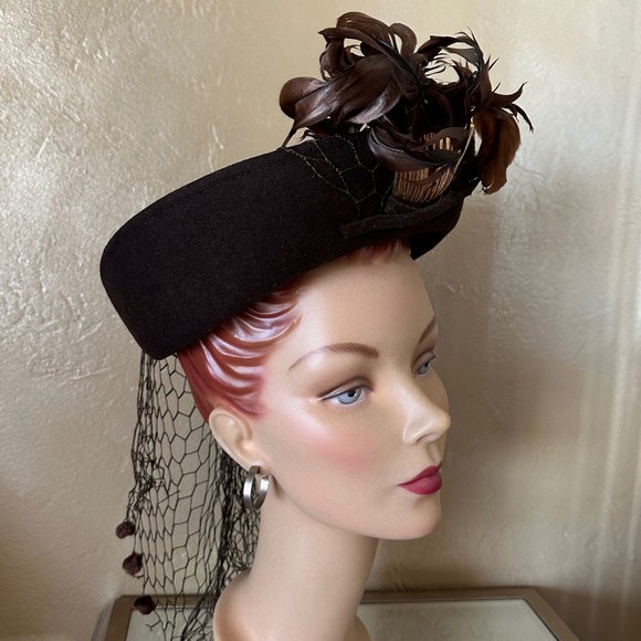 IMPRESSIVE 1940s\' BROWN FELT HAT WITH FEATHERS, GOLD TRIM + DOTTED VEILING main image 8